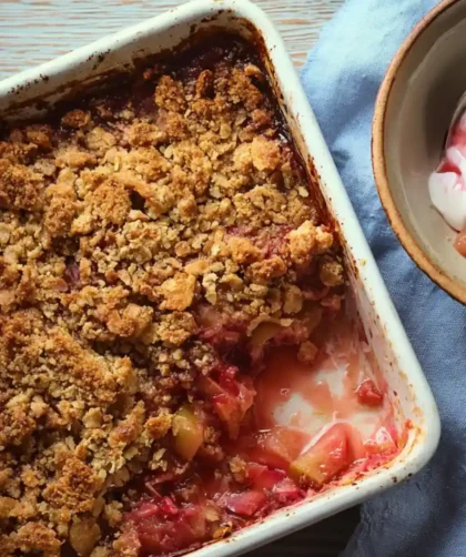 Sugar-Free Rhubarb Crisp – Tart, Toasty, and Summer-Friendly Without the Sugar Crash
